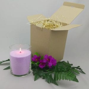 Сиреневая насыпная свеча 15 см в коробочке.