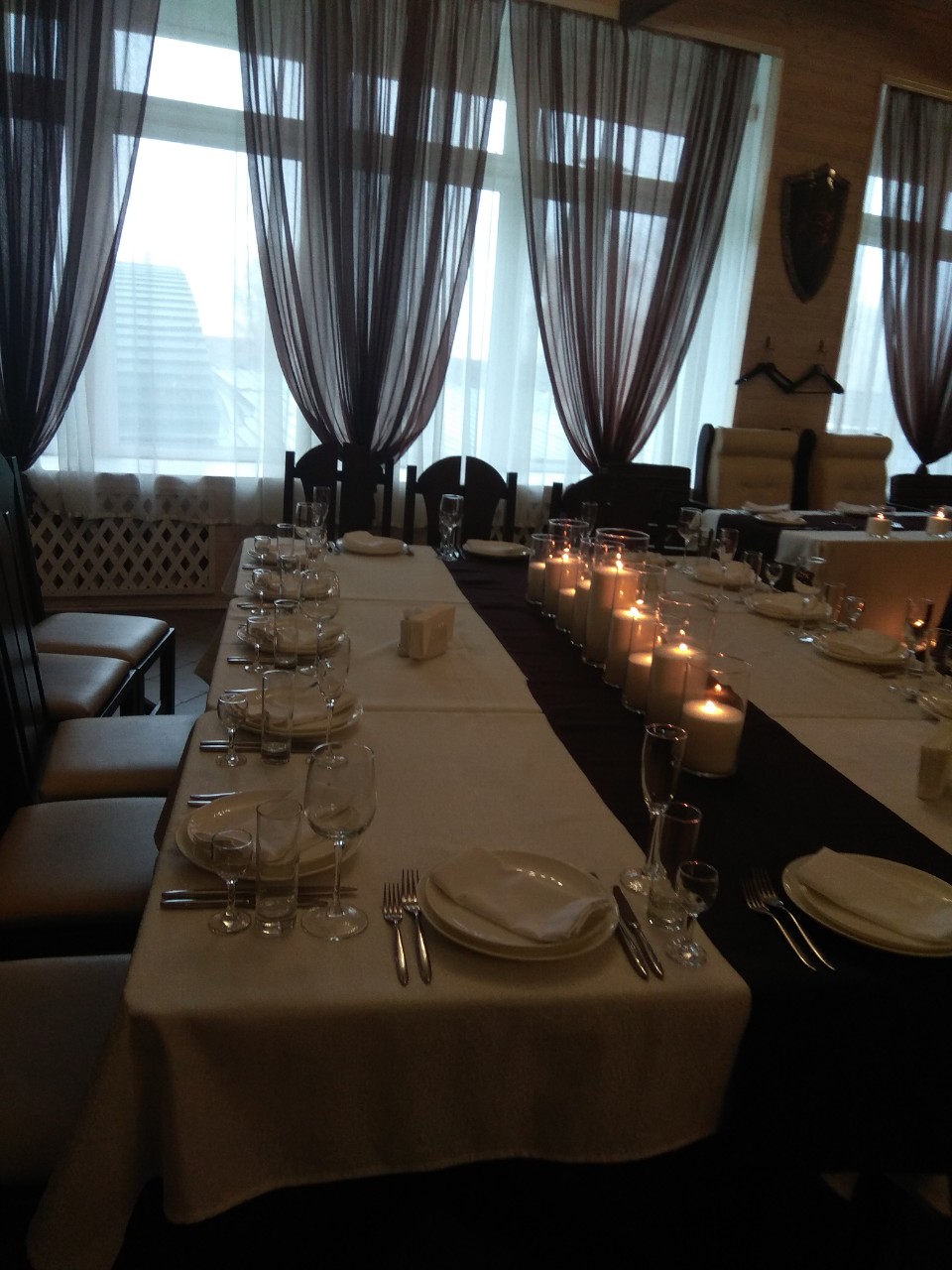 Оформление серебряной свадьбы насыпными свечами в ресторане 