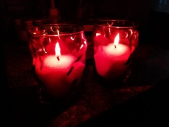Насыпные свечи в красных подсвечниках