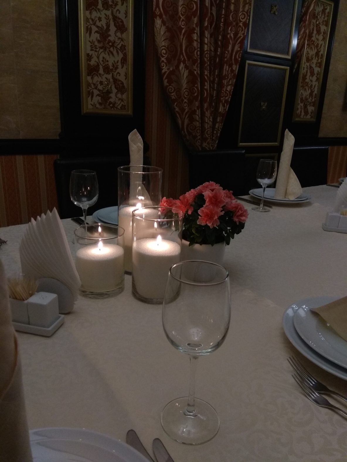 Оформление насыпными свечами свадебного зала в ресторане 