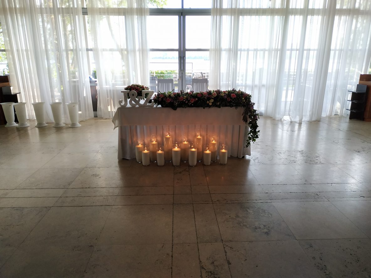 Оформление насыпными свечами свадебного зала в ресторане 