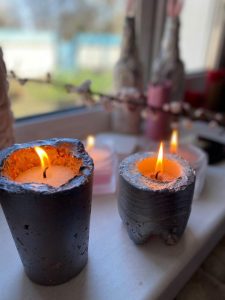 Насыпные свечи в бетонных подсвечниках